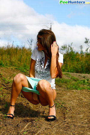 Model caught urinating alfresco at the countryside - XXXonXXX - Pic 12