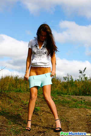 Model caught urinating alfresco at the countryside - Picture 13