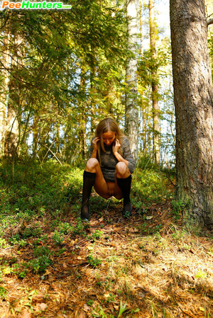 Exclusive spy photos of a cute girl peeing in the bush - XXXonXXX - Pic 7