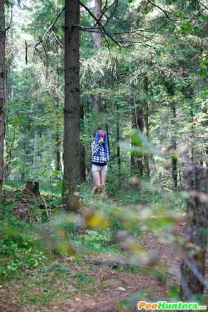 Young cutie empties her bladder in the forest - Picture 1