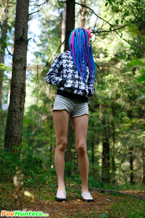 Young cutie empties her bladder in the forest - Picture 3