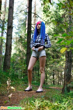Young cutie empties her bladder in the forest - Picture 4