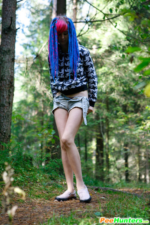 Young cutie empties her bladder in the forest - Picture 5