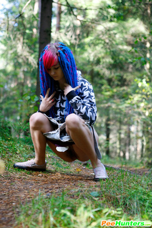 Young cutie empties her bladder in the forest - Picture 6