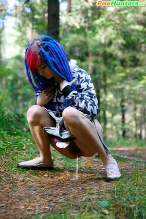 Young cutie empties her bladder in the forest - Picture 8