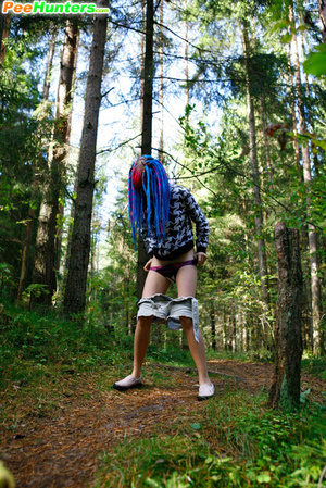 Young cutie empties her bladder in the forest - Picture 12
