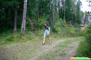Spying after a brunette kitty pissing in the woods - Picture 2