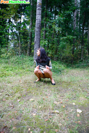 Spying after a brunette kitty pissing in the woods - Picture 9