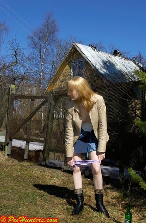Spying on peeing and sunbathing teen - Picture 14