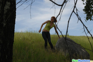 Babe tinkles on a rock in the middle of a field - Picture 14