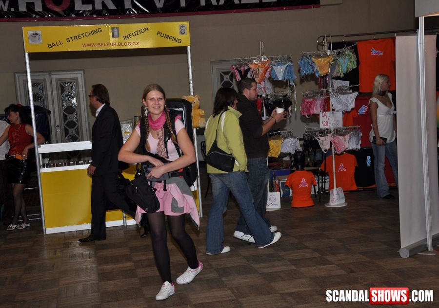 Awesome looking sex show chicks doesn't mind giving a head in public. Tags: Blowjob, reality, public. - XXXonXXX - Pic 4