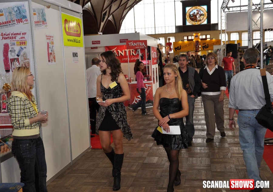 Awesome looking sex show chicks doesn't mind giving a head in public. Tags: Blowjob, reality, public. - XXXonXXX - Pic 9