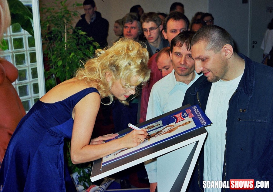 Sexy shaped blonde hotties exposing their yummy goods in tight outfits. Tags: Reality, public, big boobs. - XXXonXXX - Pic 1