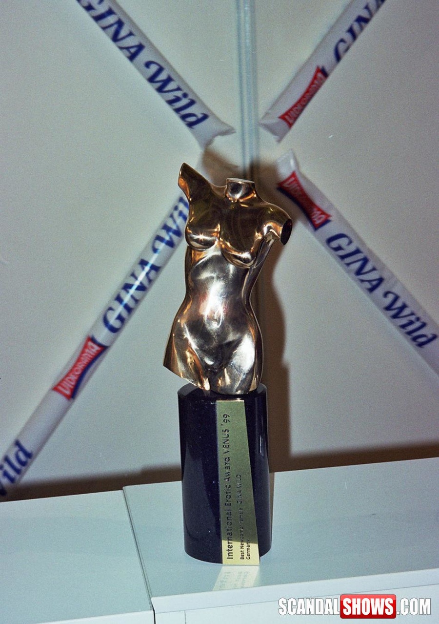 Sexy shaped blonde hotties exposing their yummy goods in tight outfits. Tags: Reality, public, big boobs. - XXXonXXX - Pic 3