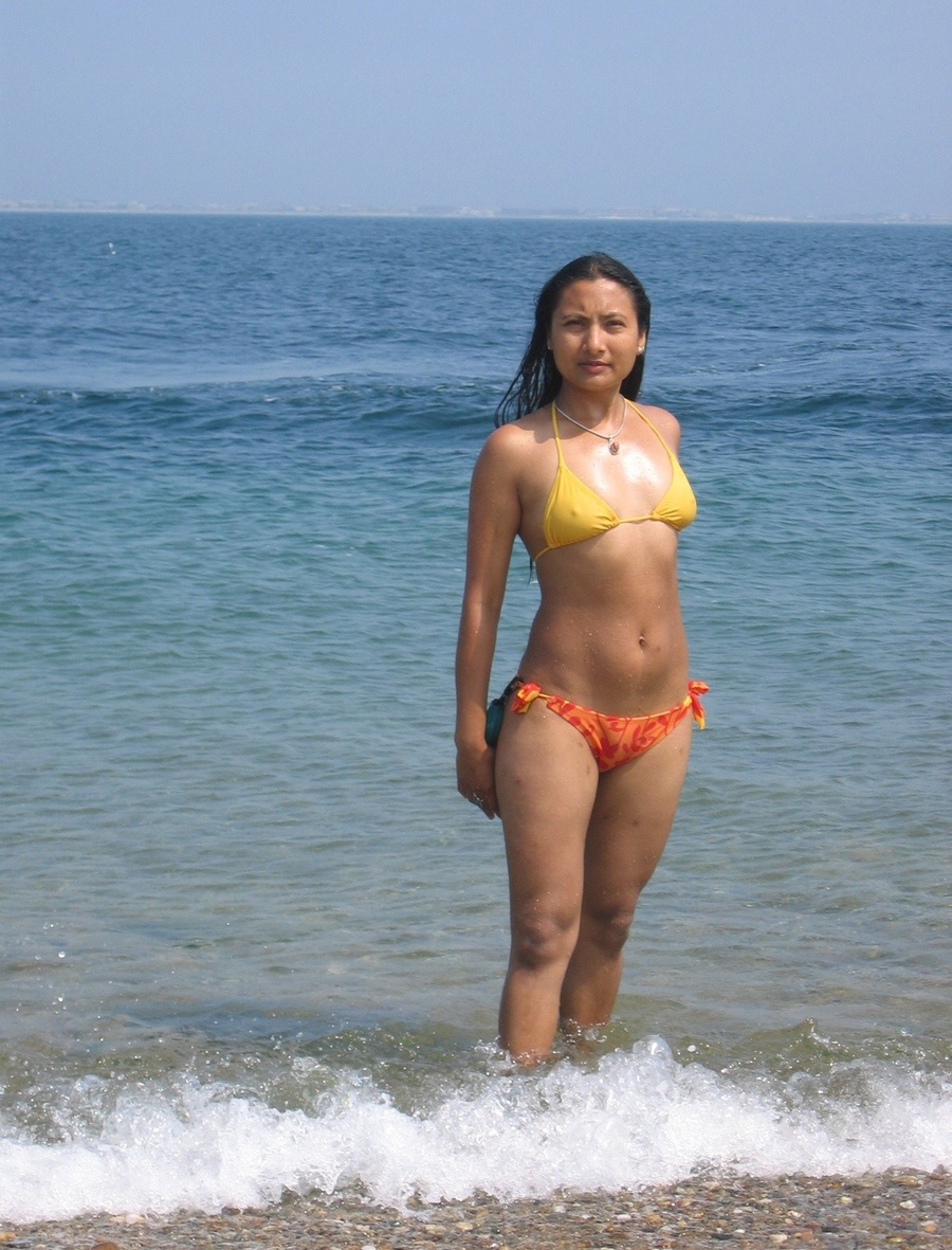 Indian hairy pussy milf posing in her sexy bikini on the beach. - XXXonXXX - Pic 9
