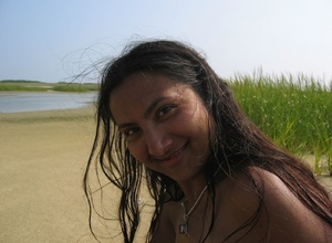 Indian hairy pussy milf posing in her sexy bikini on the beach. - XXXonXXX - Pic 12