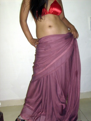 Gorgeous indian babe in sexy red bra teasingly dancing on a cam. - Picture 11