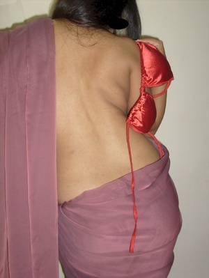 Gorgeous indian babe in sexy red bra teasingly dancing on a cam. - Picture 15
