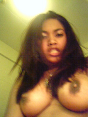 Big boobed indian amateur babe making hot selfshot xxx pics. - Picture 4