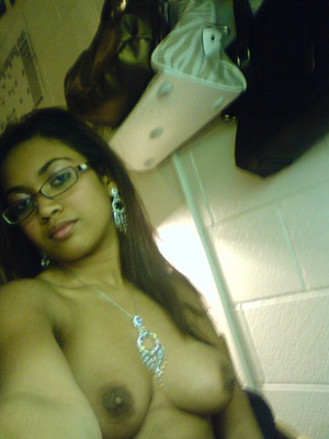 Big boobed indian amateur babe making hot selfshot xxx pics. - Picture 12