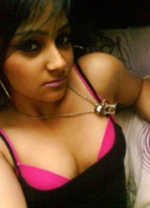 Delicious young indian stunner in pink undies making selfshot pics. - Picture 3