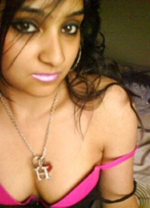 Delicious young indian stunner in pink undies making selfshot pics. - Picture 4