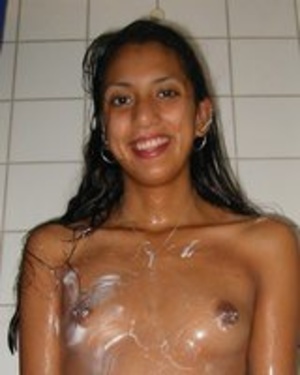 Nude shaved pussy indian babe taking a shower before posing in the bed. - Picture 4
