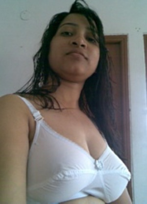 Amateur indian chick revealing her tits of white bra on a cam. - Picture 1