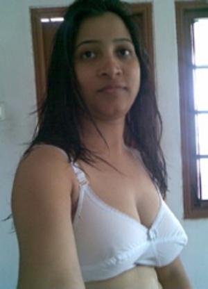 Amateur indian chick revealing her tits of white bra on a cam. - Picture 2