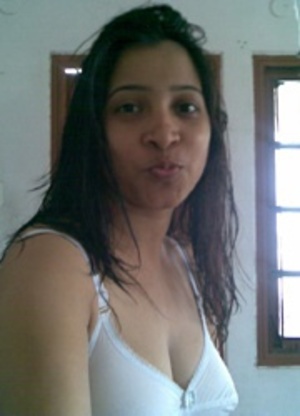 Amateur indian chick revealing her tits of white bra on a cam. - Picture 3