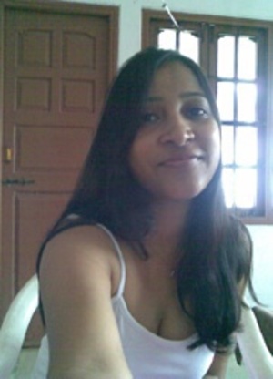 Amateur indian chick revealing her tits of white bra on a cam. - Picture 4