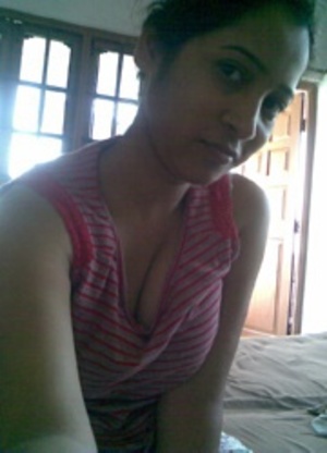 Amateur indian chick revealing her tits of white bra on a cam. - Picture 5