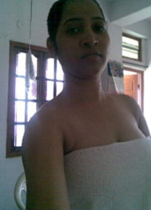 Amateur indian chick revealing her tits of white bra on a cam. - Picture 6