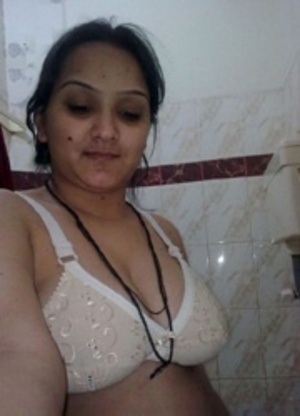 Amateur indian girl posing in white bra and tight red panties. - Picture 3