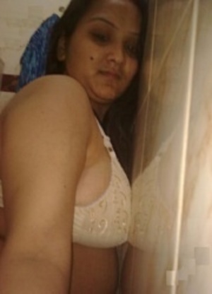 Amateur indian girl posing in white bra and tight red panties. - XXXonXXX - Pic 4