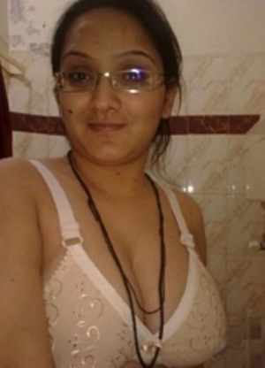 Amateur indian girl posing in white bra and tight red panties. - XXXonXXX - Pic 5