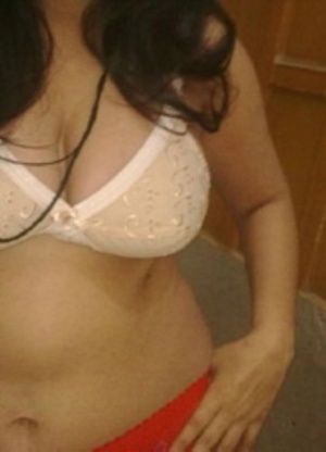 Amateur indian girl posing in white bra and tight red panties. - Picture 6