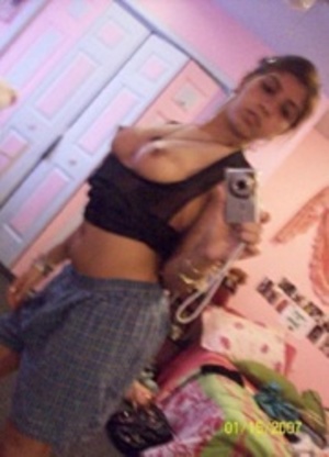 Xxx selfshot pics of busty indian babe posing in undies and without it. - Picture 3