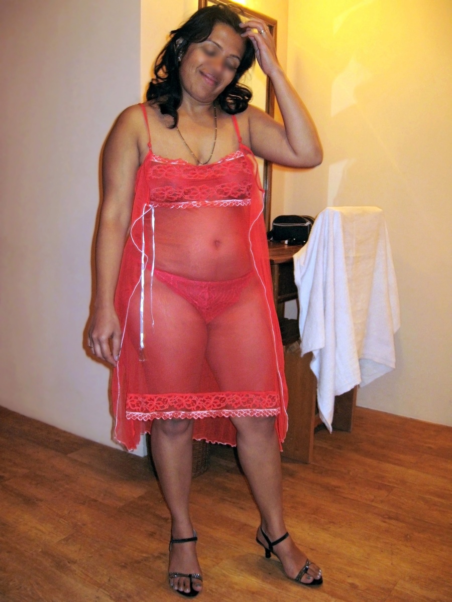 900px x 1200px - Shaved pussy indian plumper slips out her sexy pink lingerie.. Picture 1.