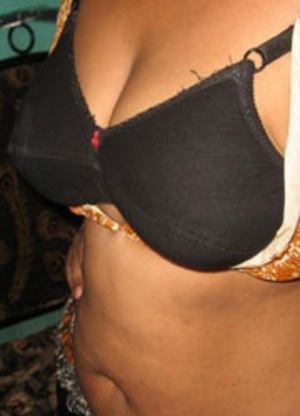 Amateur indian babe in native outfit undressing and exposing her big breast. - Picture 6