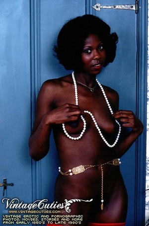 Curly black babe posing naked in vintage - Picture 2