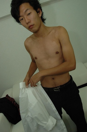 Sex hungry young asian stud slips out hi - Picture 3