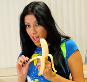 Gorgeous Latina shows off her oral talents on a banana