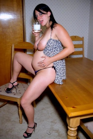Plump Mama - Plump pregnancy porn mother devotes long hours to gamaro ...