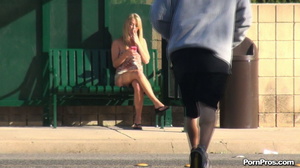 He gave her phallus-shaped dildo and had the fastest nude in public disappearance! - Picture 4