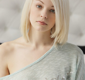 This American teen blondie loves rubbing her tender slit to relax