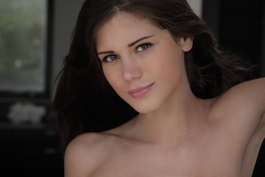 Grogeous young brunette teen looking so irr - XXX Dessert - Picture 4