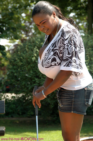 Black lovely bimbo wearing tight t-shirt - Picture 3