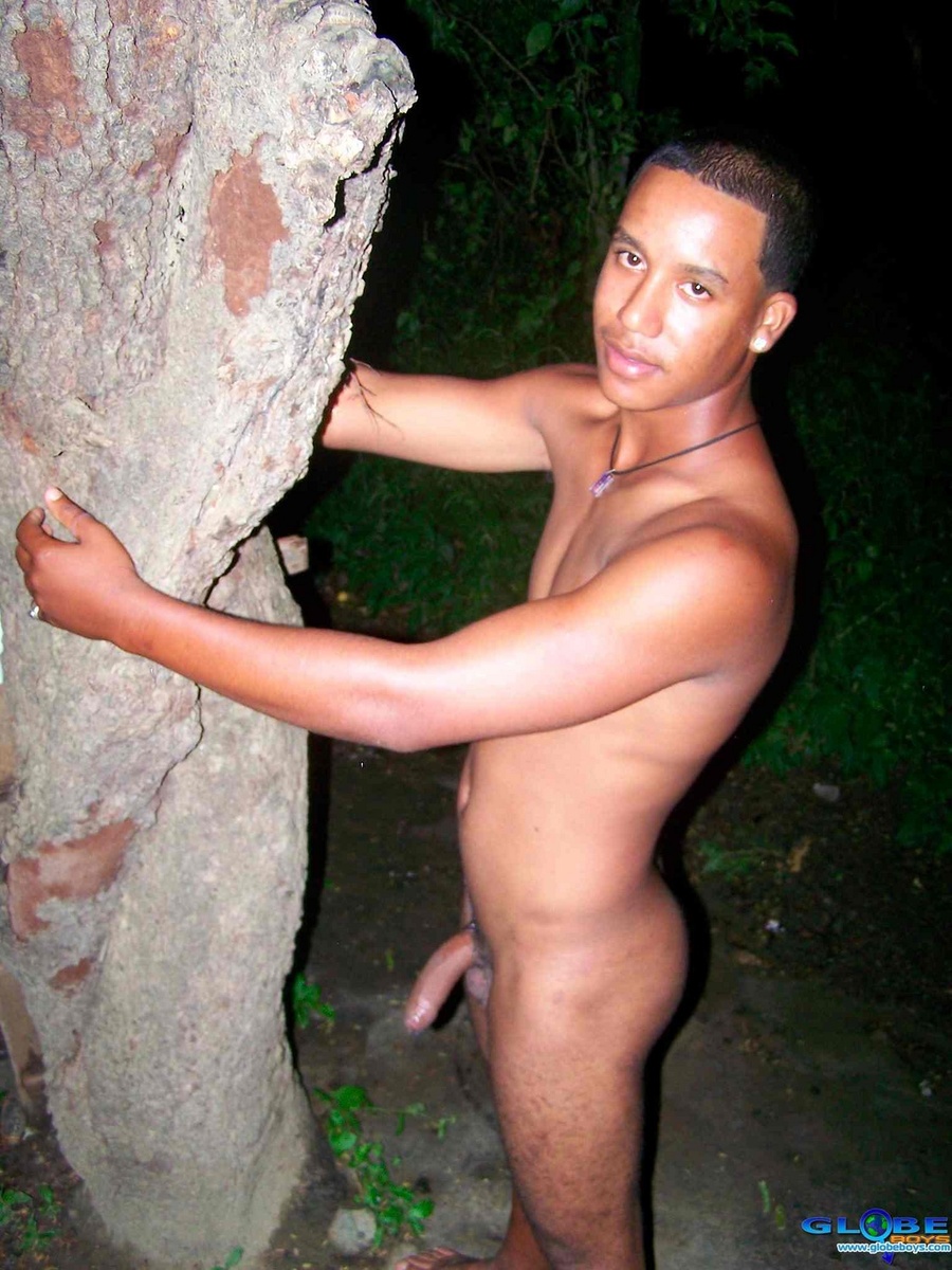 Leaning against some pole and giving Ronaldo a rub down!!! - XXXonXXX - Pic 16