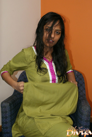 Nasty indian gf taking off her green out - Picture 4